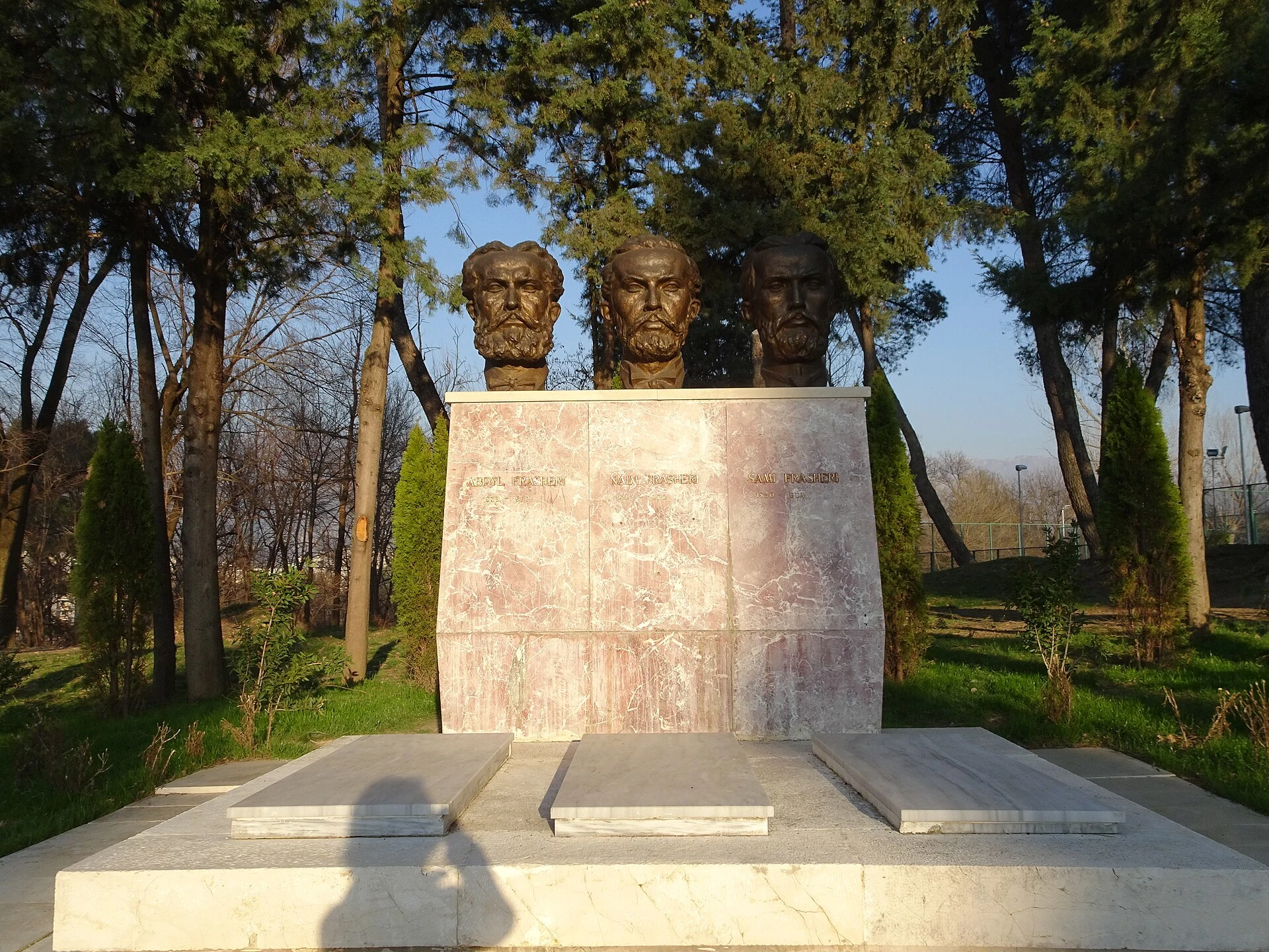 Statujat dhe Kenotafet e Vëllezërve Frashëri (Abdyl, Naim, Sami)