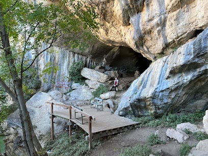 Pëllumbas Cave